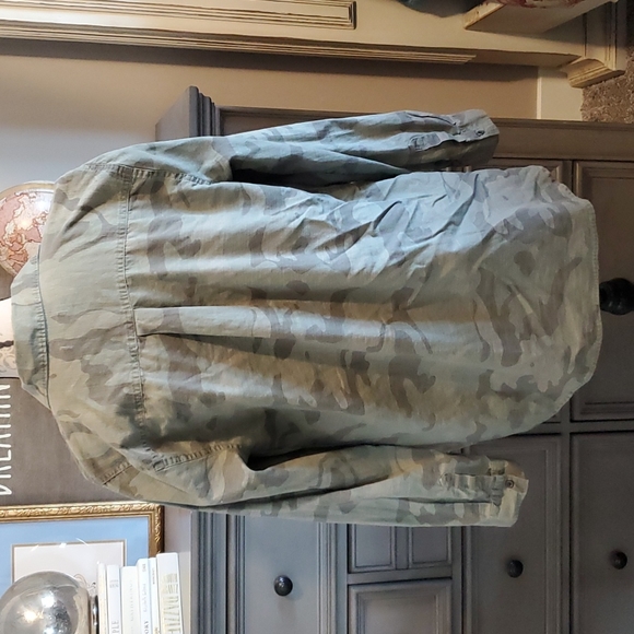 Old Navy Womens Large camo button up - Picture 3 of 4